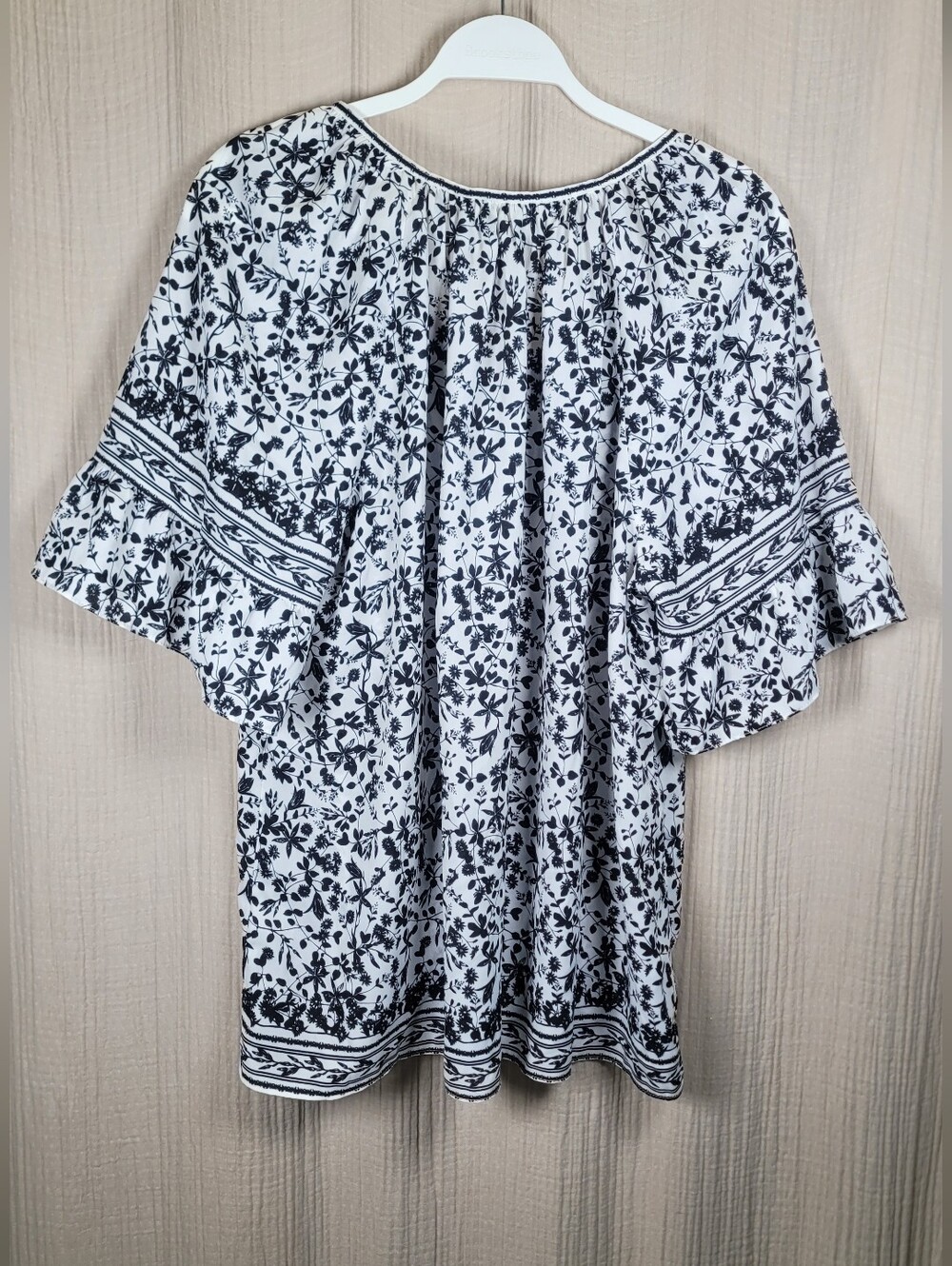 Max Studio Women’s Black & White Floral Peasant Top - Picture 6 of 13